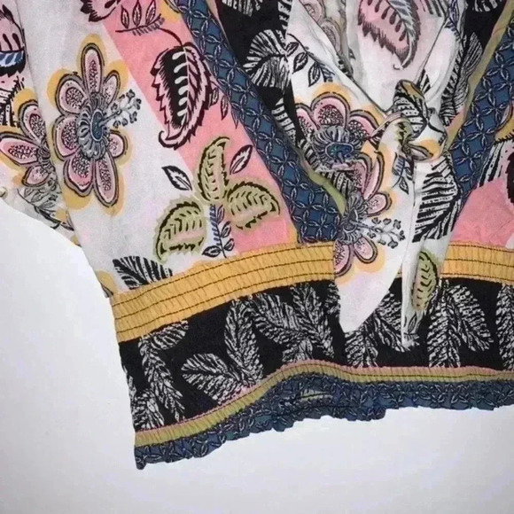 NWT  Angie tie front floral shirt with elastic women L - Picture 6 of 7